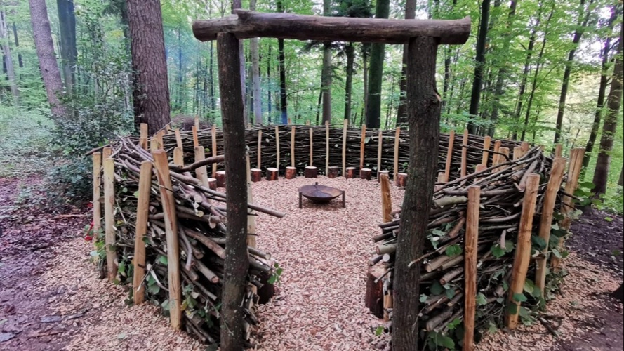 Bau eines Waldsofas für die Waldspielgruppe