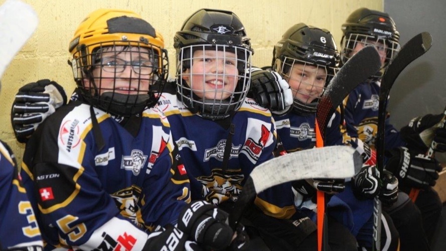 Neue Stulpen für den Eishockeynachwuchs im Rheintal