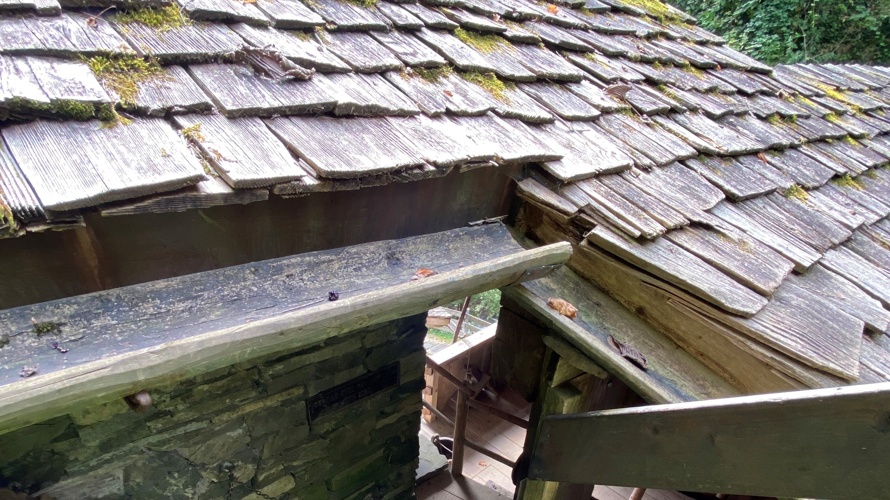 Vieux Moulins de la Tine : rénovation d'une toiture en bardeaux