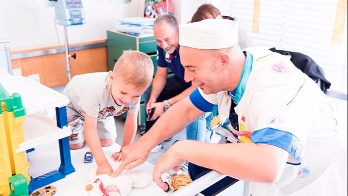 Wie die Stiftung Theodora den Kindern im Spital Lachen schenkt