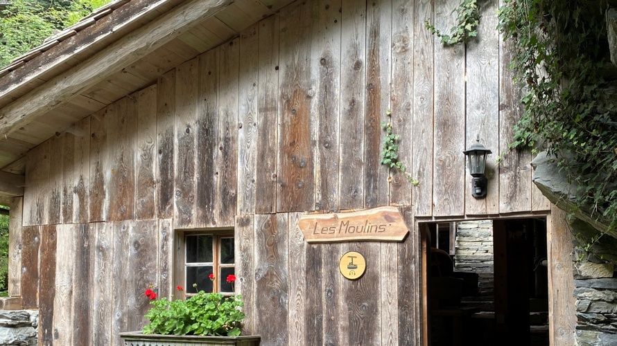 Vieux Moulins de la Tine : rénovation d'une toiture en bardeaux
