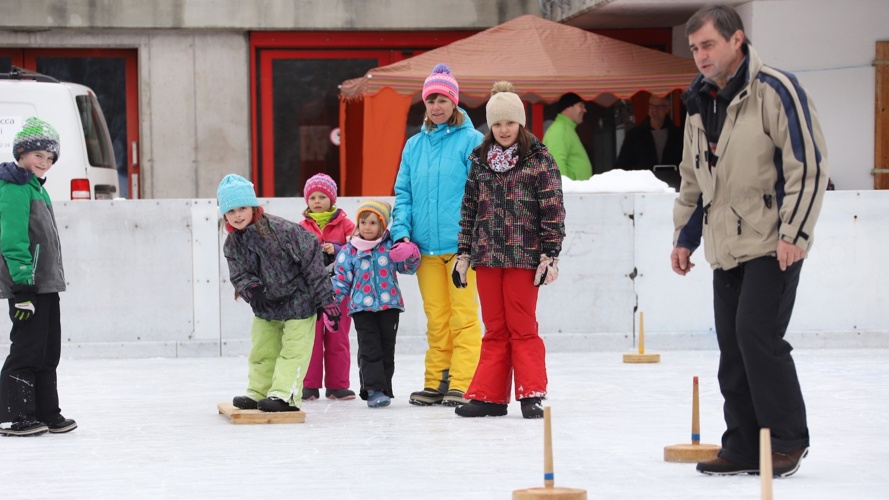 Neue Hockeybanden fürs Eisfeld Surava / Graubünden