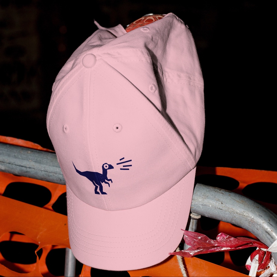 Cap: rosa mit dunkelblauem Zügel-Dino bestickt