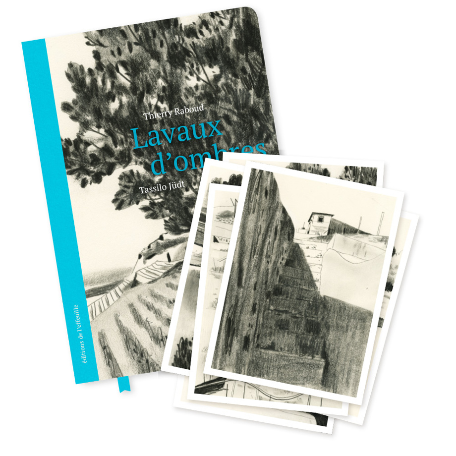 Un livre avec cartes postales