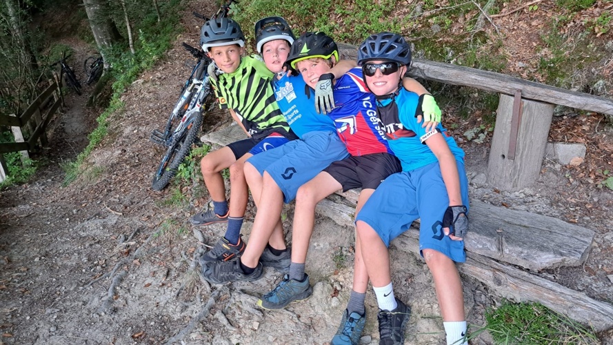 Bike-Tricots für die Jungbiker des Velo Club Gersau