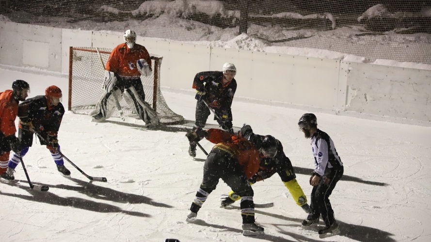 Neue Hockeybanden fürs Eisfeld Surava / Graubünden