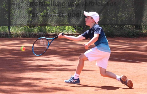Tennisschläger für Matyas 15 Jahre aus armen Verhältnissen
