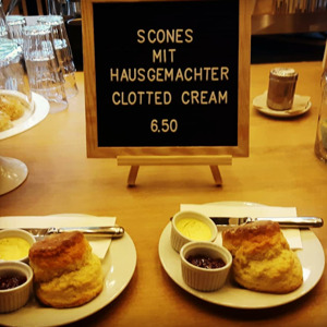 Scone mit Schwarztee: Original English Cream Tea
