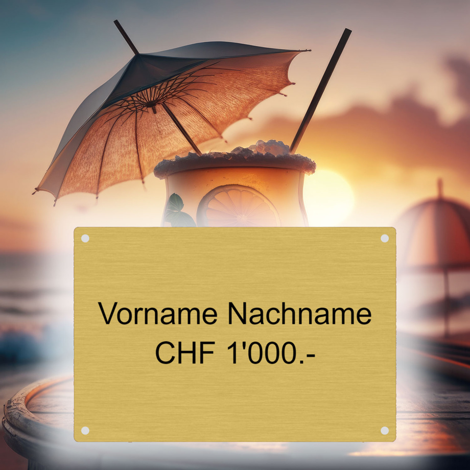 Tafel an Sichtschutzwand und Sundowner-Drink