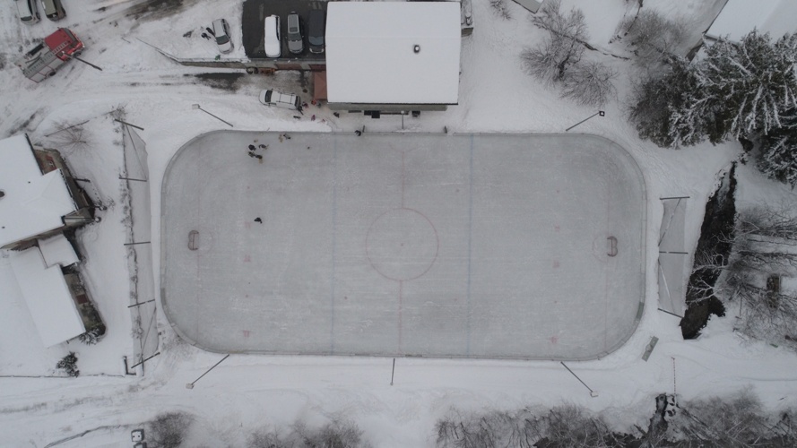 Neue Hockeybanden fürs Eisfeld Surava / Graubünden