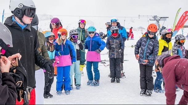 Le camp de sports de neige inclusif pour les enfants 2026