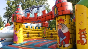 un château gonflable pour une institution dont les enfants ont un trouble mental