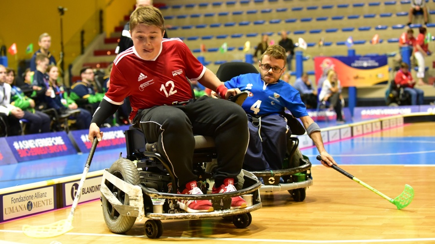 Ein mobiler Sportboden für Unihockey im Elektrorollstuhl