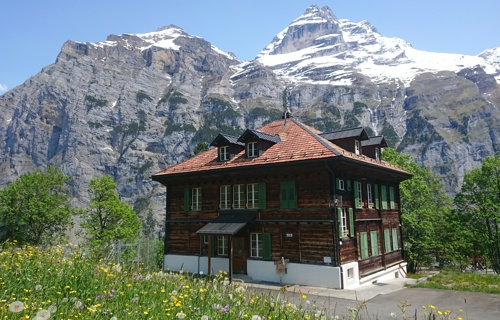 Schulhaus Gimmelwald: Familienwohnungen für ein Bergdorf