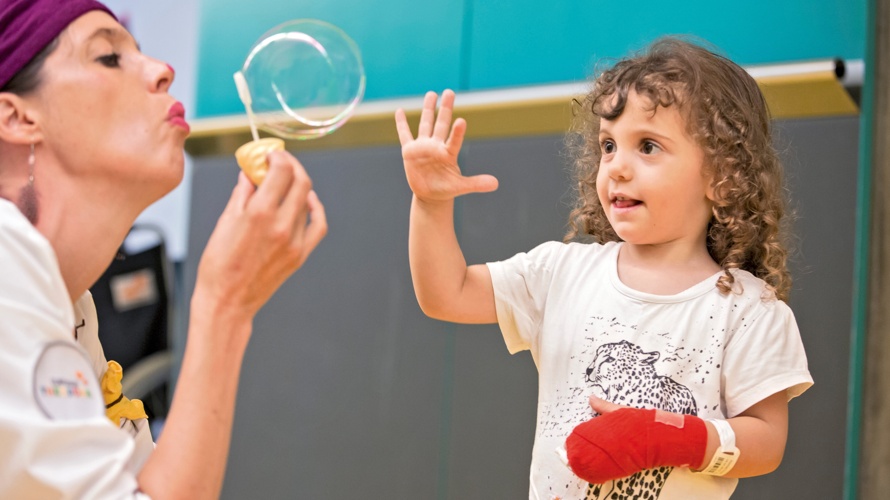 Wie die Stiftung Theodora den Kindern im Spital Lachen schenkt