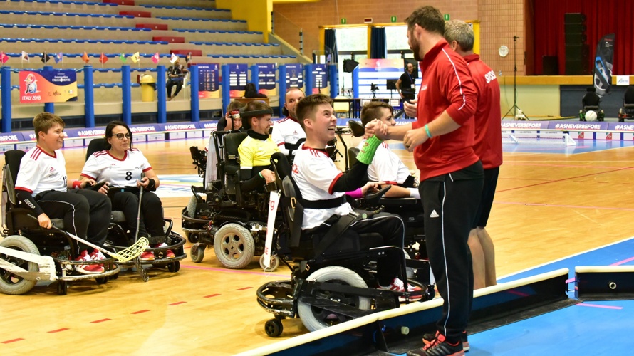 Ein mobiler Sportboden für Unihockey im Elektrorollstuhl