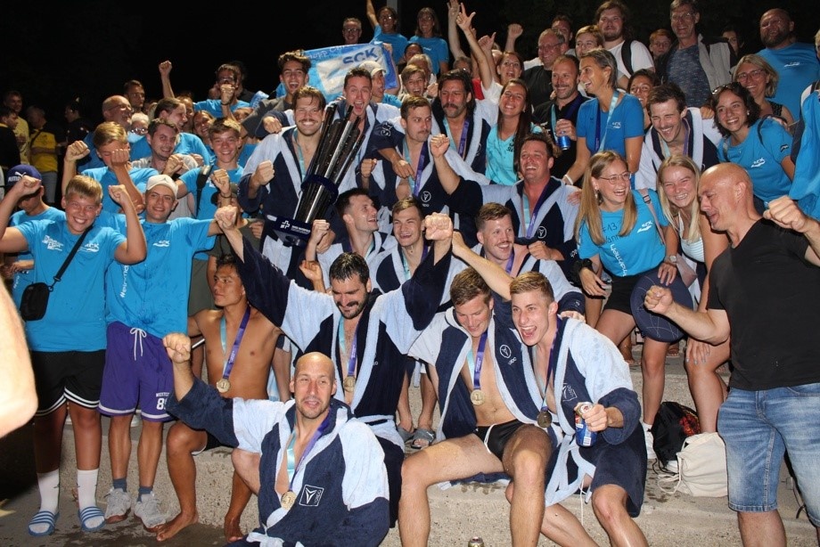 Unterschriebenes Fanshirt