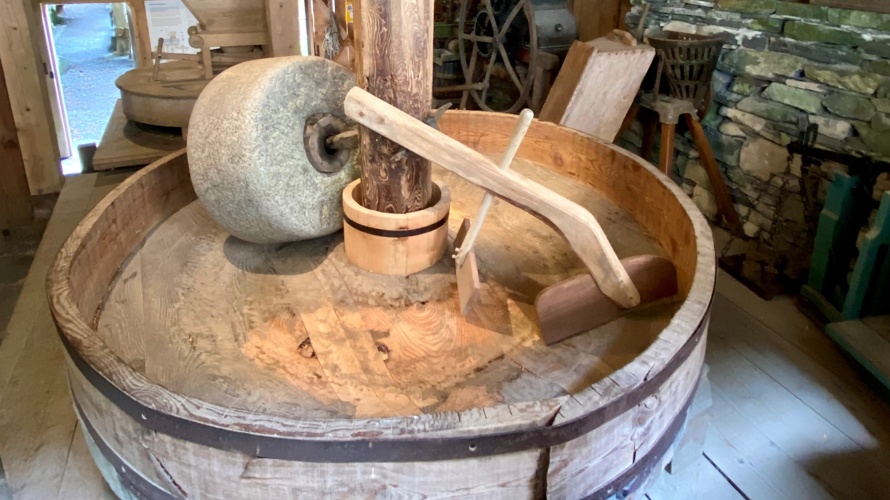 Vieux Moulins de la Tine : rénovation d'une toiture en bardeaux