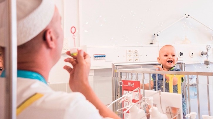 Wie die Stiftung Theodora den Kindern im Spital Lachen schenkt