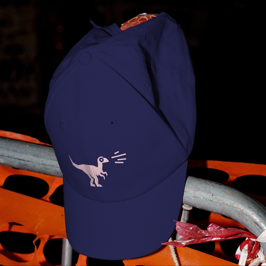 Cap: dunkelblau mit rosa Zügel-Dino bestickt