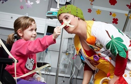 Comme la Fond. Théodora offre un sourire aux enfants à l'hôpital