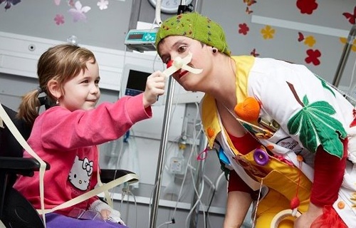 Wie die Stiftung Theodora den Kindern im Spital Lachen schenkt