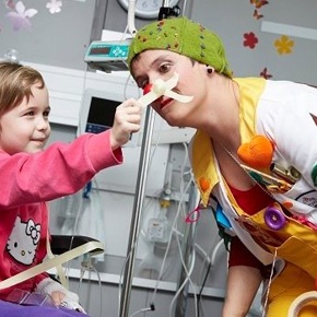 Comme la Fond. Théodora offre un sourire aux enfants à l'hôpital