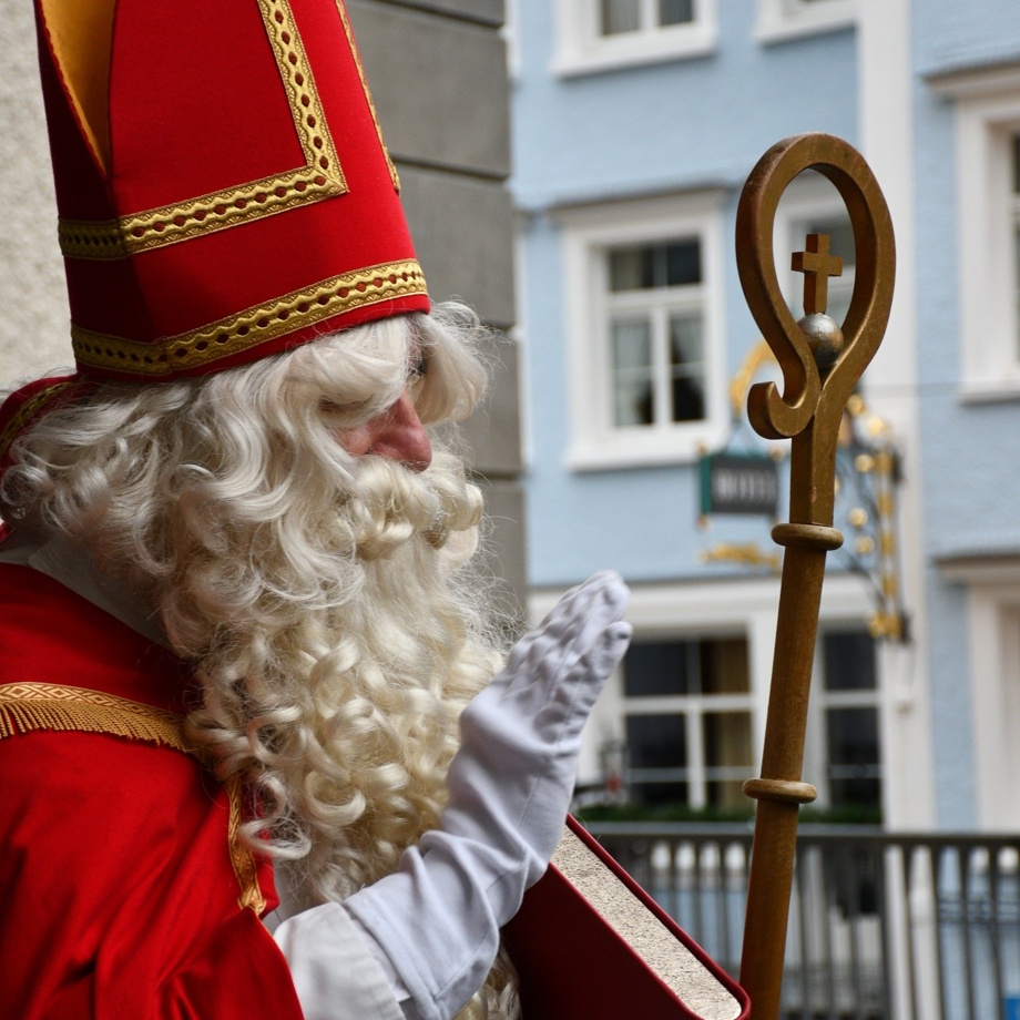 Dankesvideo mit Samichlaus und Schmutzli in neuer Montur