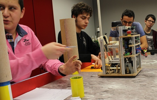 Un robot construit un village sur la lune