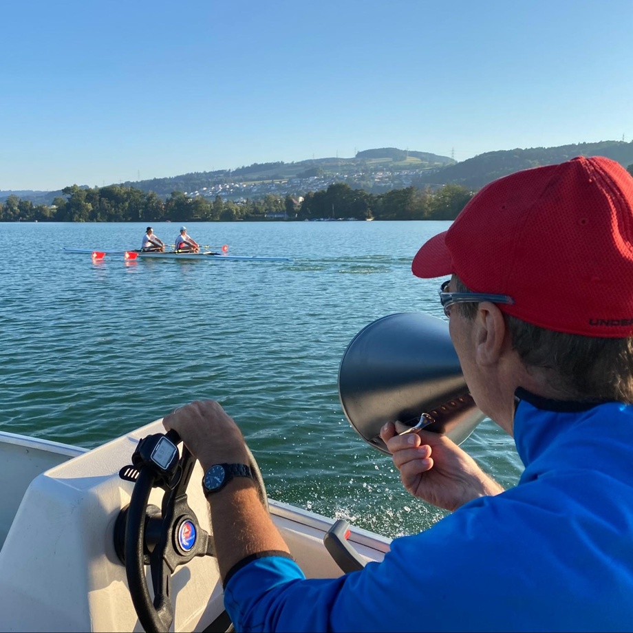 Mitfahrt im Motorboot während eines Leistungssport-Trainings