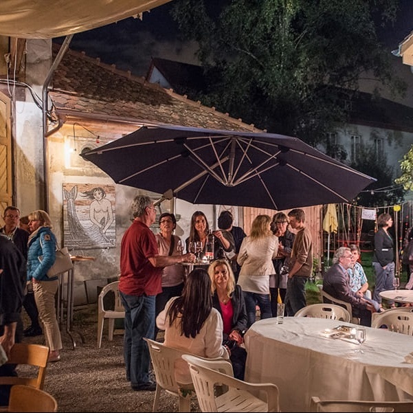 Ein Cüpli beim grossen Eröffnungsfest