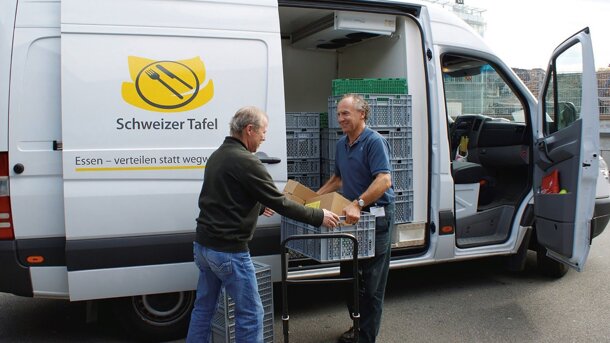  Tavola svizzera: Distribuire il cibo - alleviare la povertà 