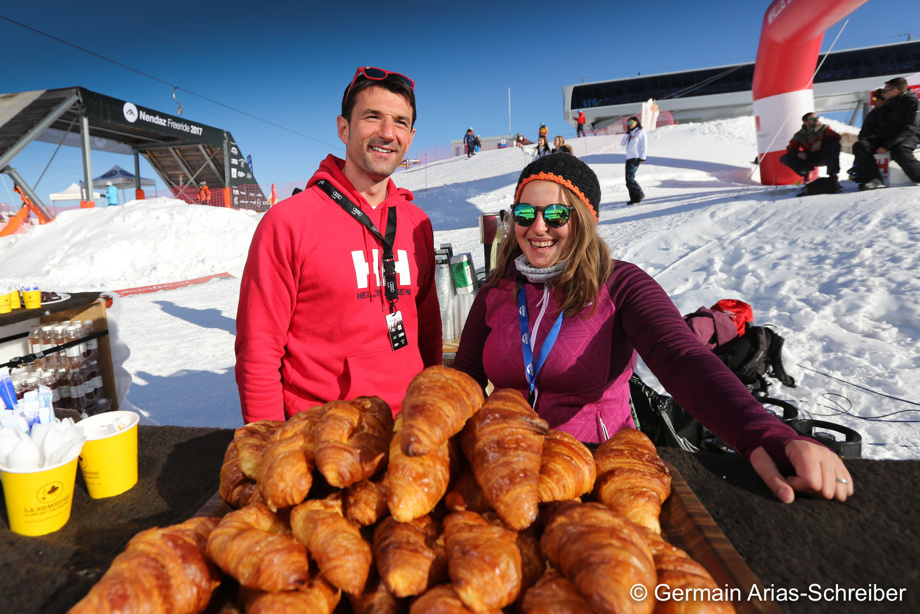 Serveur au bar du Village Nendaz Freeride