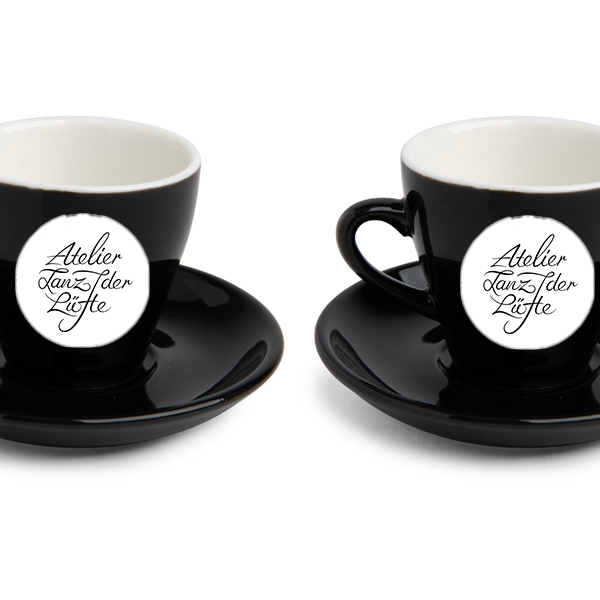 Zwei stilvolle Espresso-Tassen mit Logo