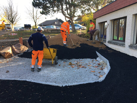 Der Fallschutzboden ist gegossen!