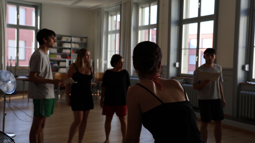 «ÜBERALL. IMMER.» Theaterstück Maturaarbeit