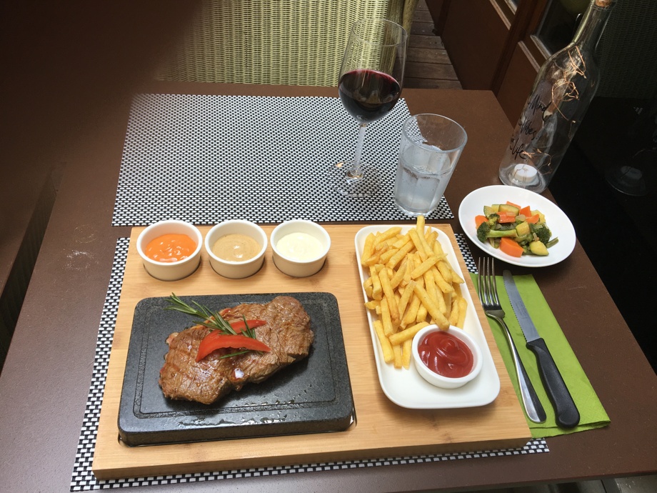 Hauptgericht oder heisser Stein und ein Glas Wein