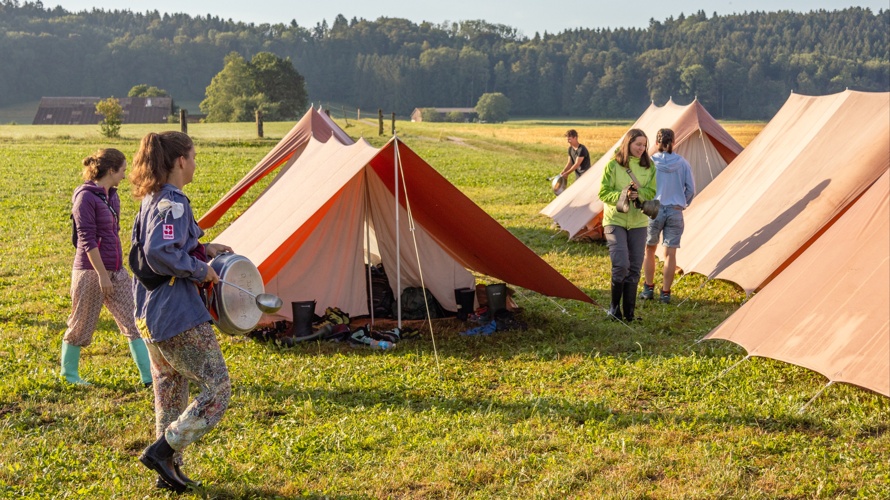 Zelte und Küchengegenstände für Zeltlager