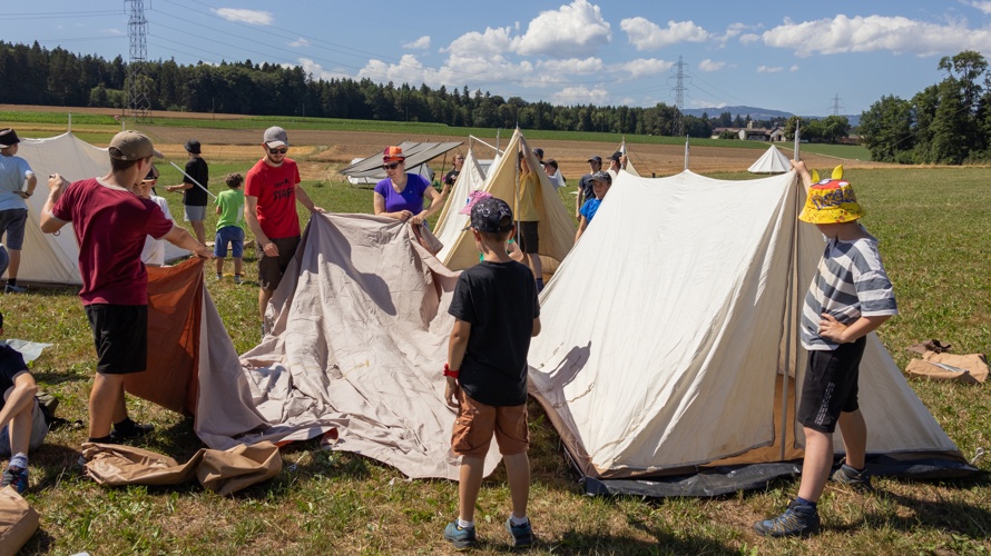 Zelte und Küchengegenstände für Zeltlager