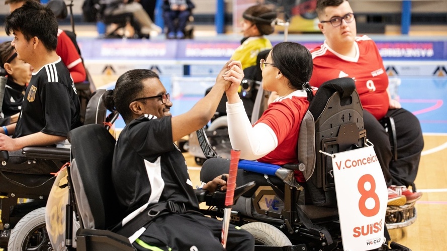 Ein mobiler Sportboden für Unihockey im Elektrorollstuhl