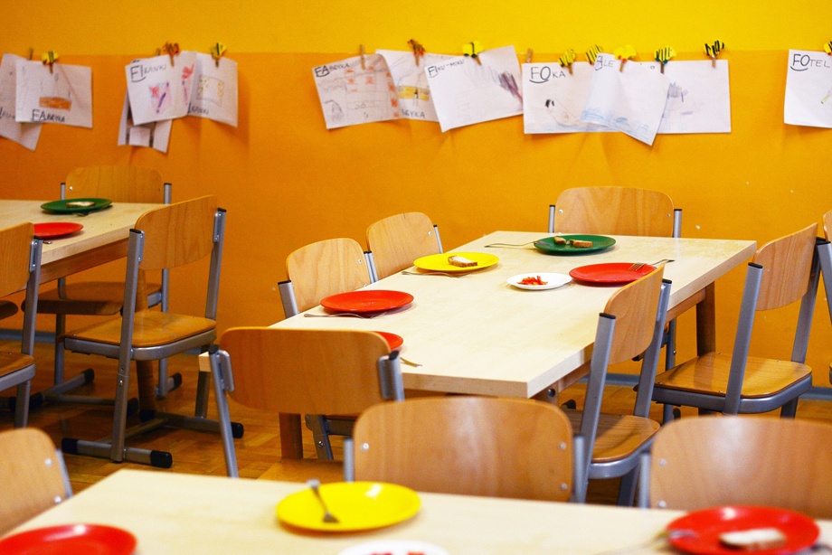 petites chaises ou bancs d'écoliers