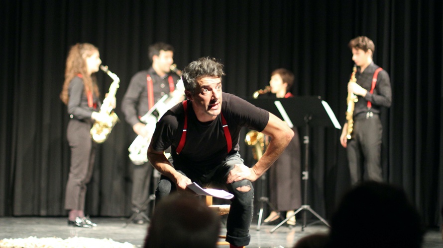 La Grande Parade (Aufführung und das Buch)