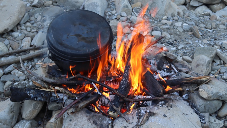 Zelte und Küchengegenstände für Zeltlager