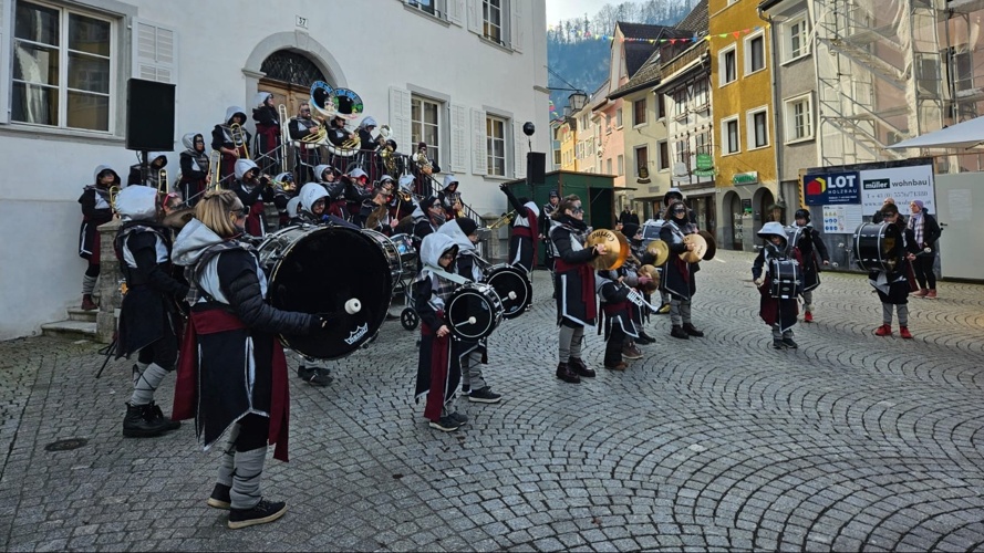 Neue Schlagzeuge für die Guggemusig Izi bizi tini wini