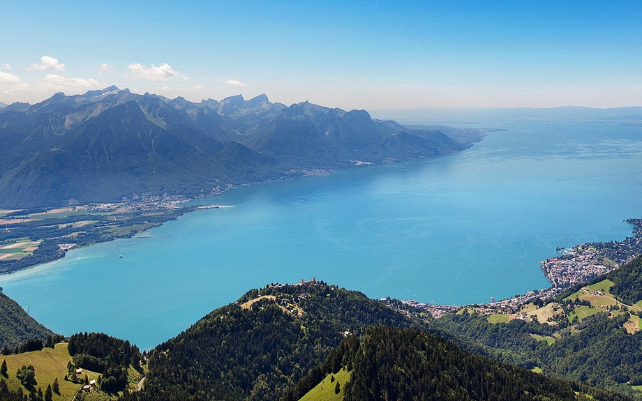 Présence web, tour en bateau 1 heure, 1 casquette, 2 T-shirts persos, 5 coktails maison et 20 bons boissons