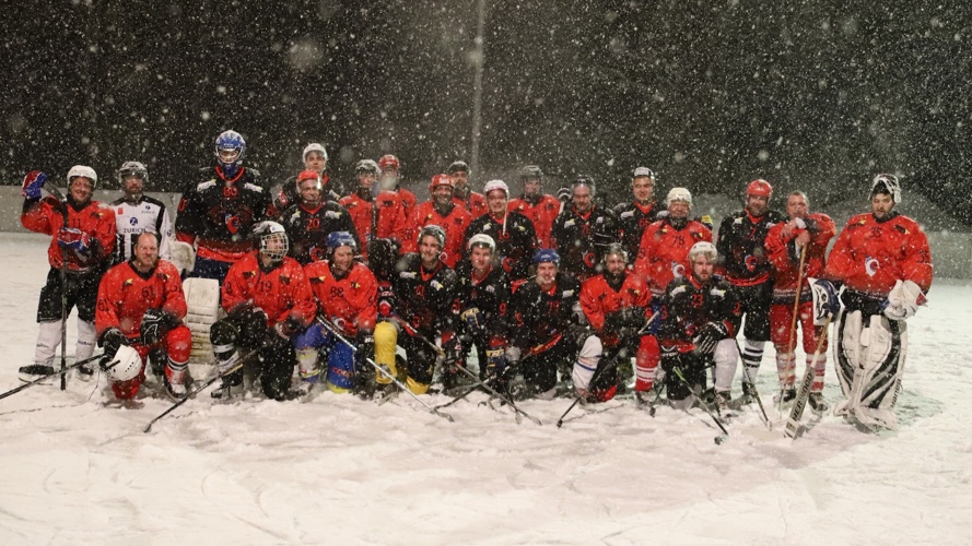 Neue Hockeybanden fürs Eisfeld Surava / Graubünden