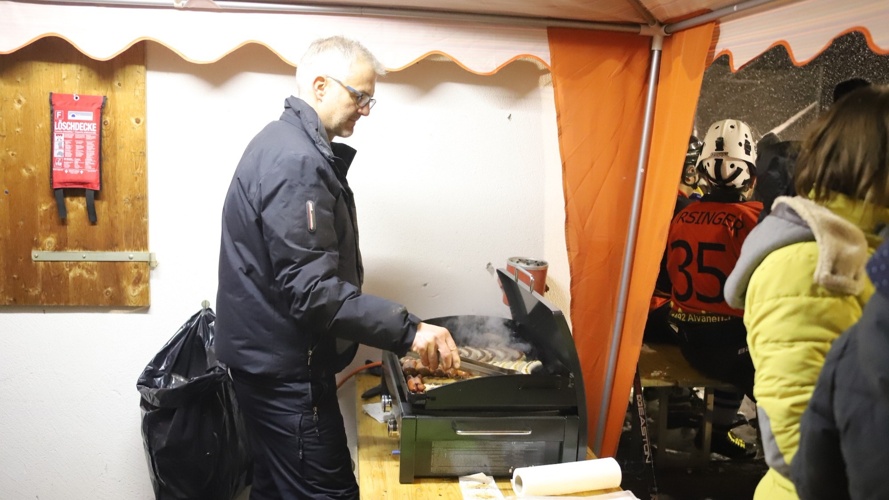 Neue Hockeybanden fürs Eisfeld Surava / Graubünden