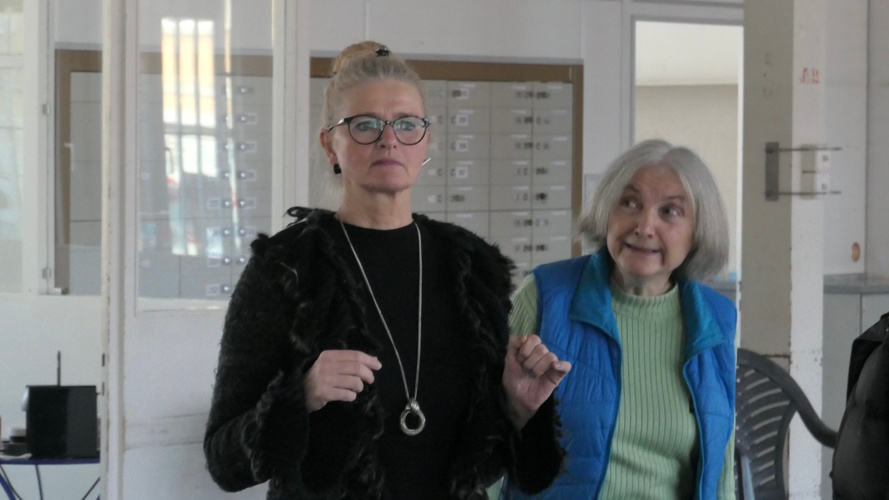 Anton und Amila auf dem Mond