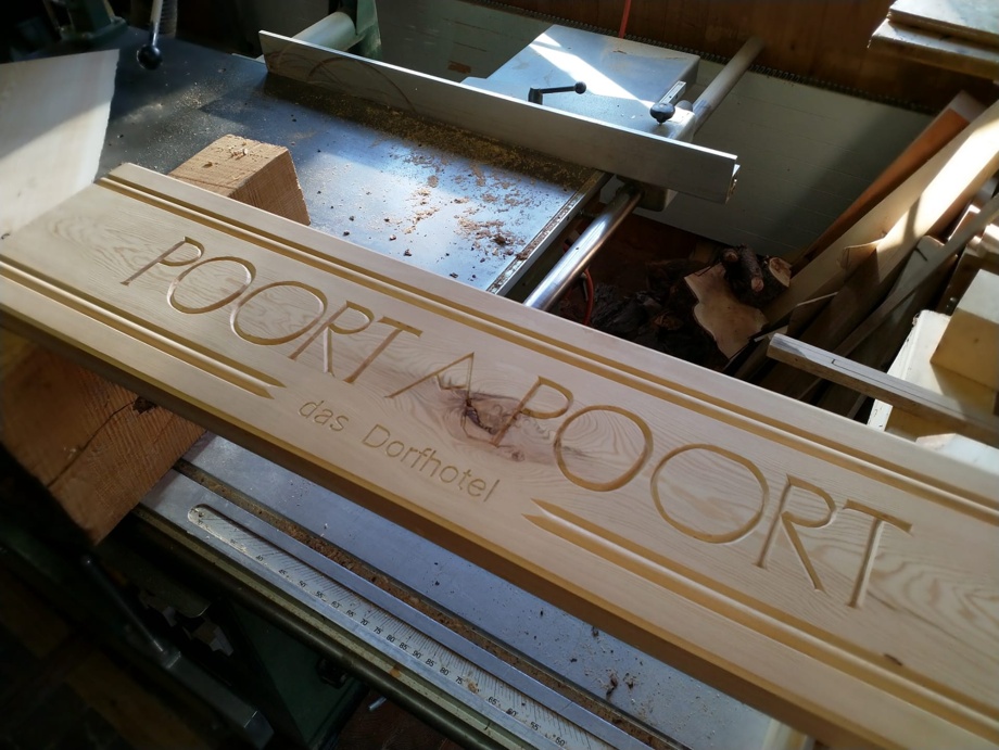 Inschrift im Täfer des Restaurants