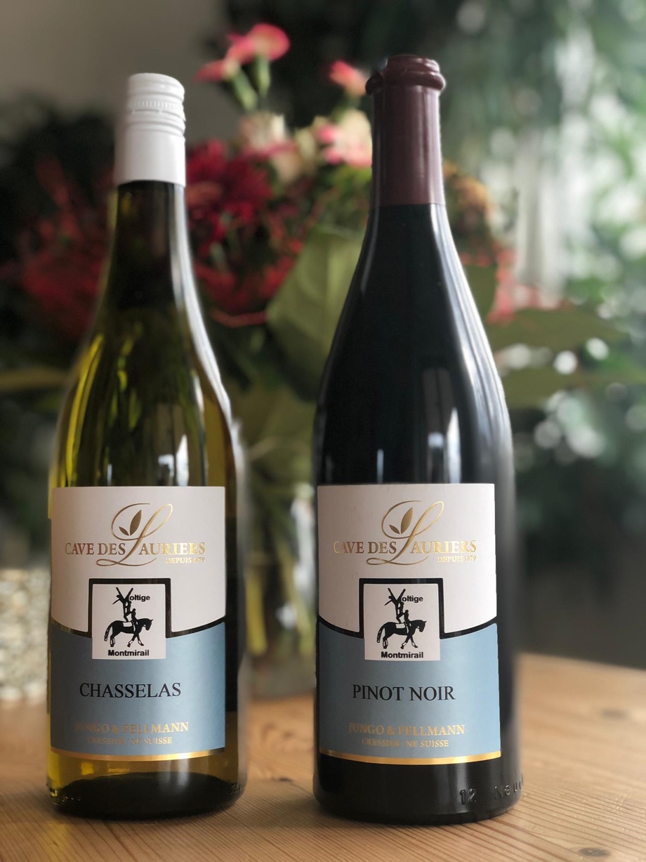 Eine Flasche Rot- oder Weisswein mit unserem Logo